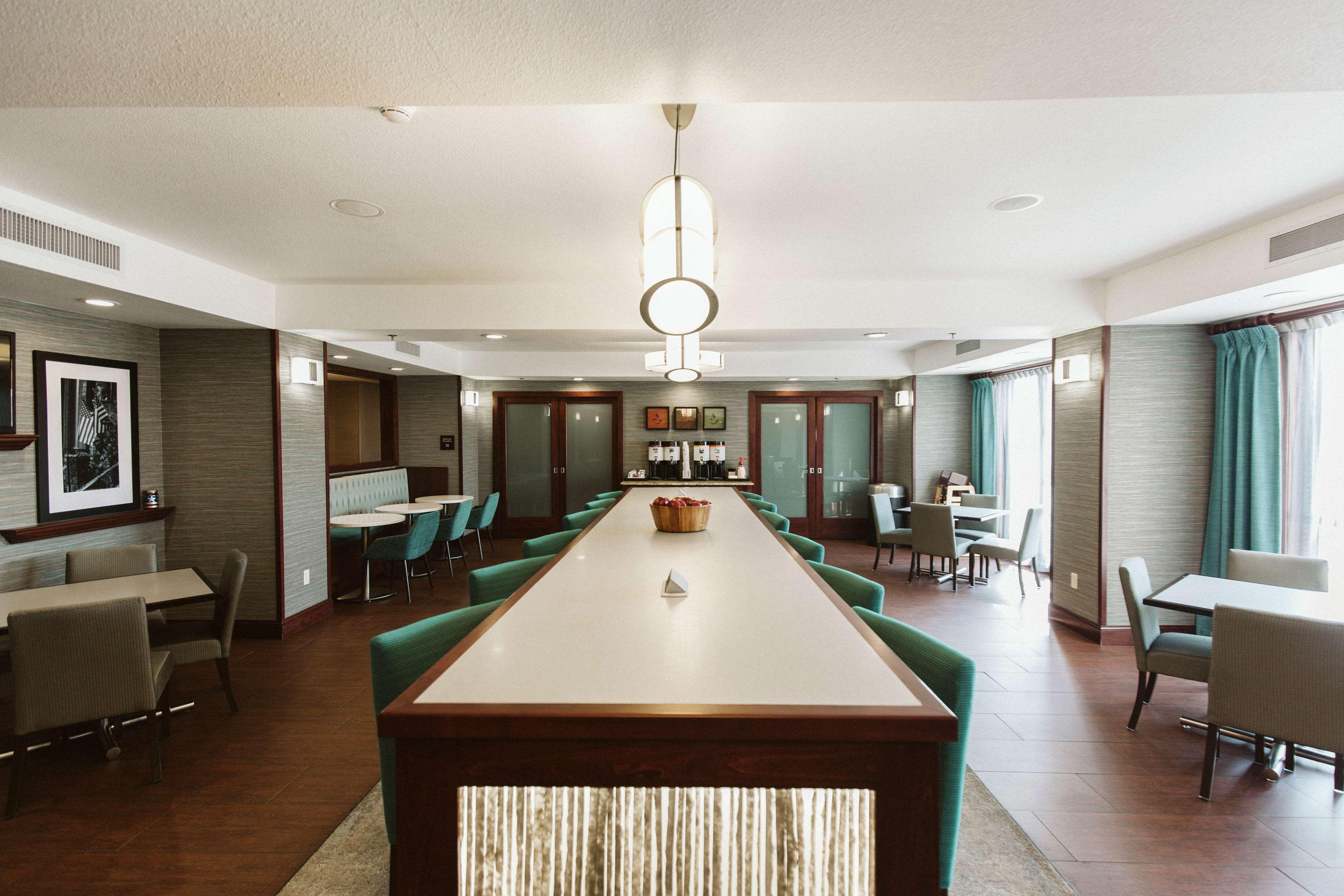 Hampton Inn Бисмарк Экстерьер фото