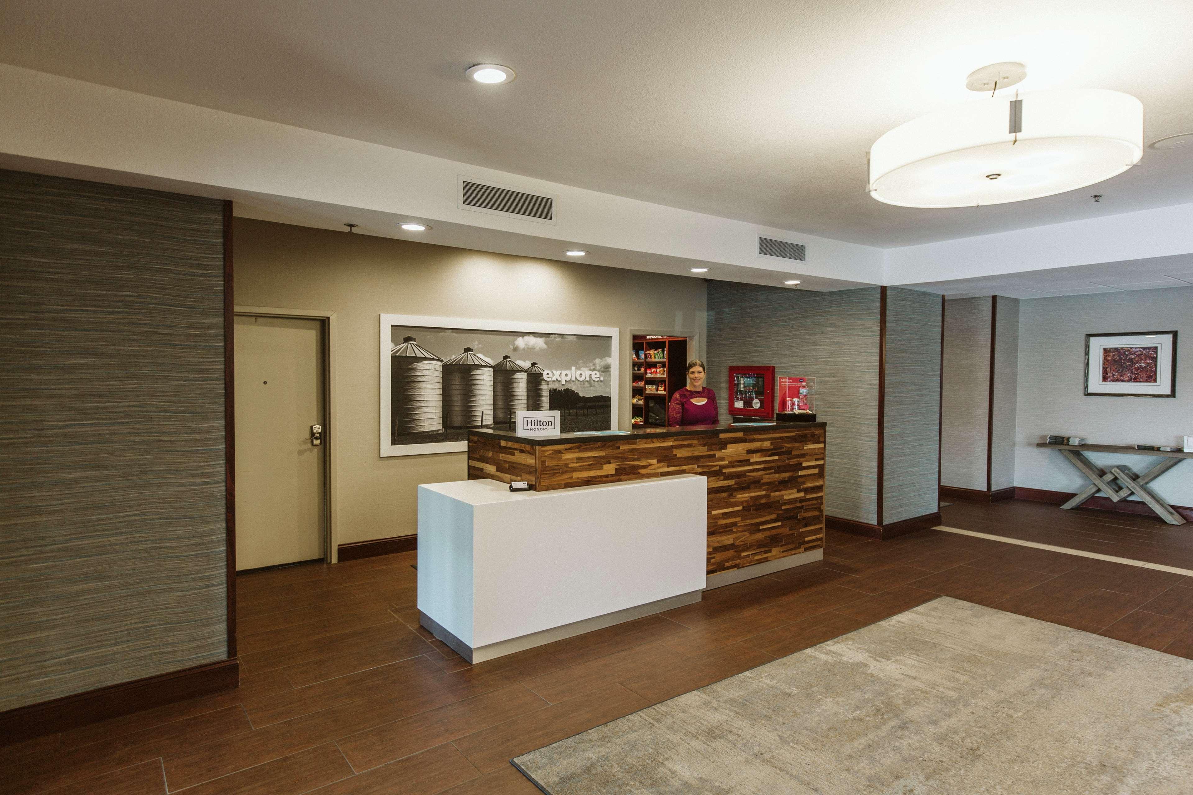 Hampton Inn Бисмарк Экстерьер фото