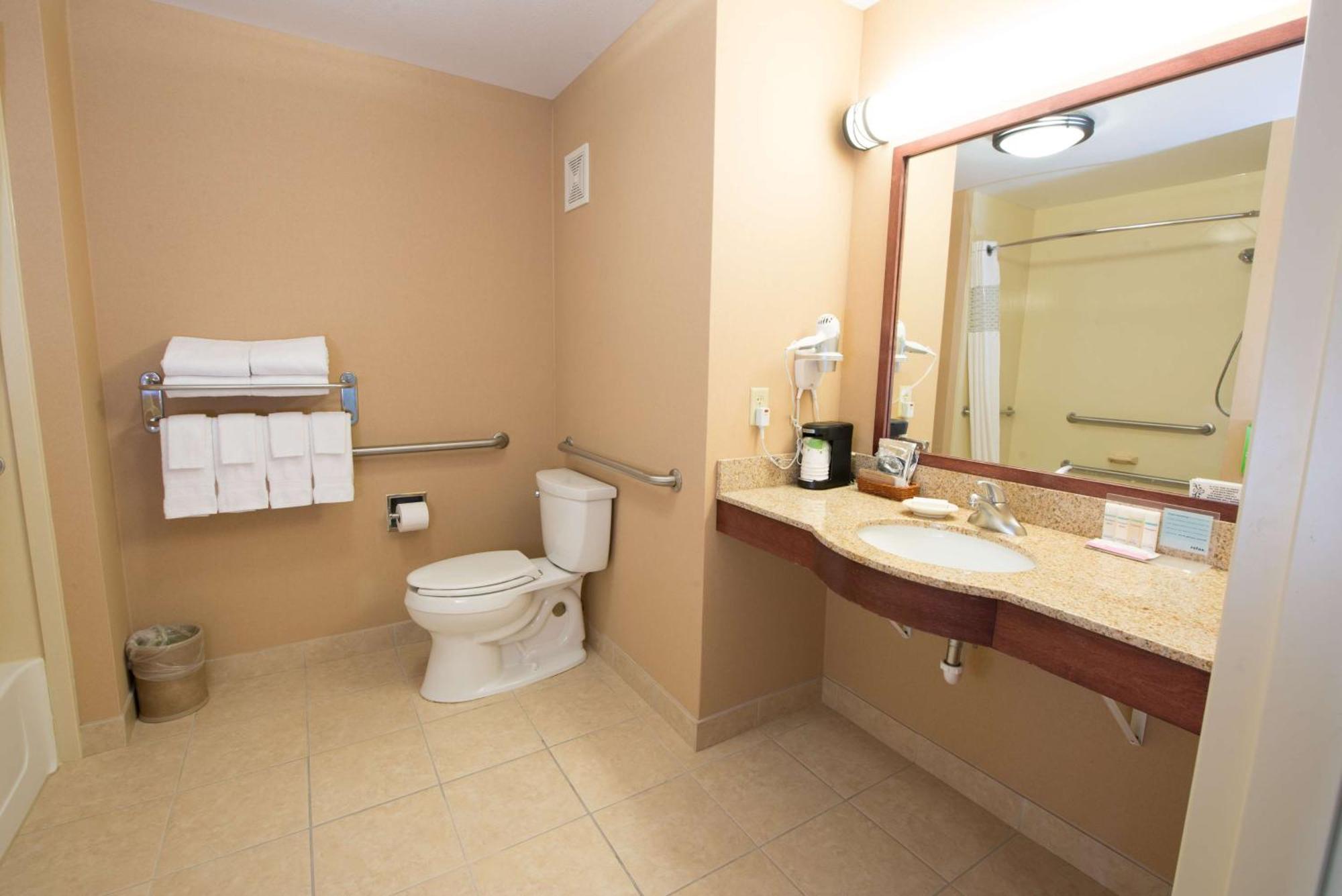 Hampton Inn Бисмарк Экстерьер фото
